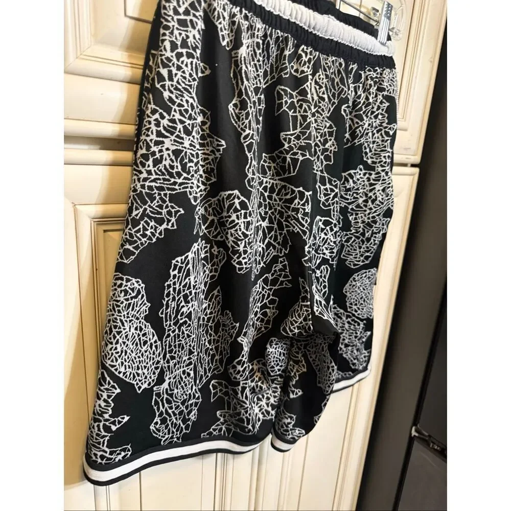Nike Youth Loose Fit Dri-FIT DNA Seasonal Basketball Shorts Black White Small